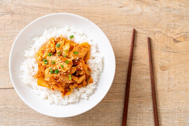 Gebratenes Schweinefleisch mit Kimchi auf Reis rühren