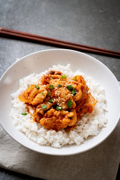 Gebratenes Schweinefleisch mit Kimchi auf Reis rühren