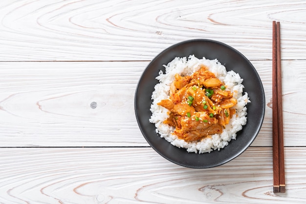 gebratenes Schweinefleisch mit Kimchi auf Reis