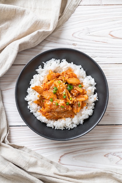 Gebratenes Schweinefleisch mit Kimchi auf Reis