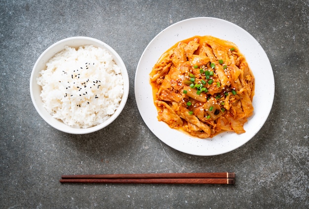 Gebratenes Schweinefleisch mit Kimchi verrühren