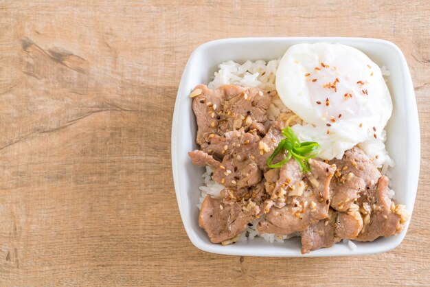 Gebratenes Schweinefleisch mit Knoblauch auf gekröntem Reis mit Ei