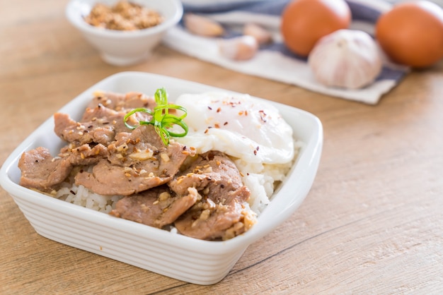 Gebratenes Schweinefleisch mit Knoblauch auf gekröntem Reis mit Ei