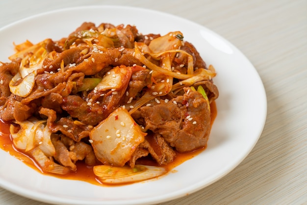 Gebratenes Schweinefleisch mit koreanischer würziger Paste und Kimchi - koreanische Küche