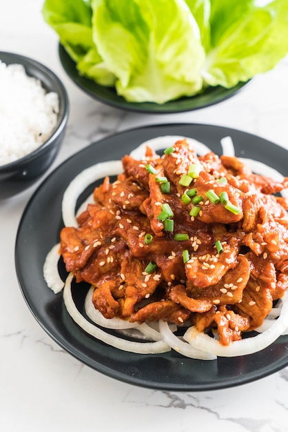 gebratenes Schweinefleisch mit pikanter koreanischer Sauce (Bulgogi)