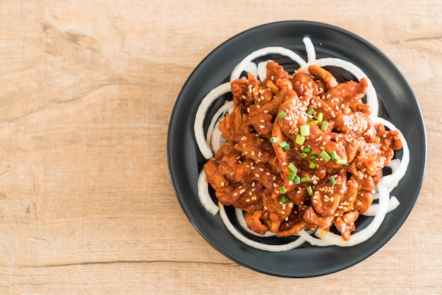 Gebratenes Schweinefleisch mit scharfer koreanischer Sauce (Bulgogi)