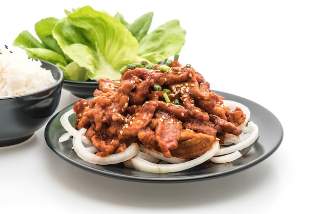 Gebratenes Schweinefleisch mit scharfer koreanischer Sauce (Bulgogi)