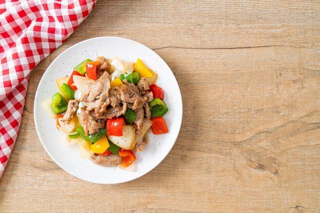 Gebratenes Schweinefleisch mit schwarzem Pfeffer