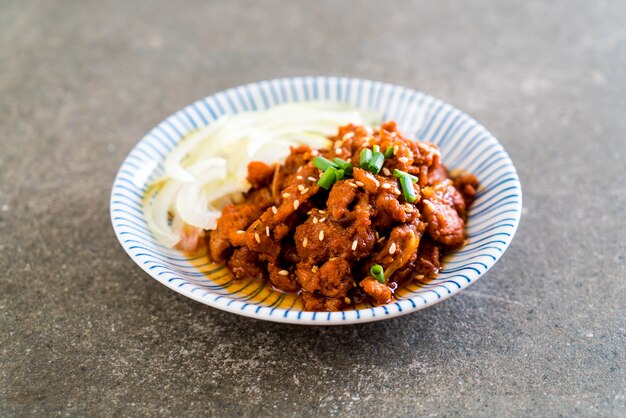 gebratenes Schweinefleisch mit würziger koreanischer Sauce (Bulgogi)