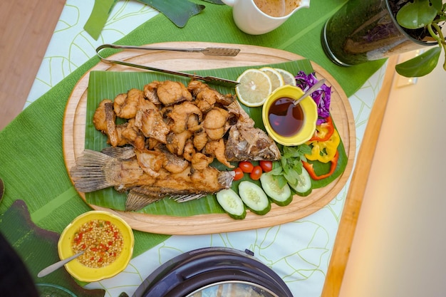 Gebratenes Schweinefleisch nach Asia-Thai-Art mit spezifischer lokaler Sauce auf Holzplatte