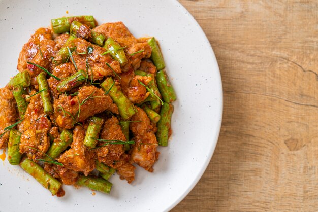 Gebratenes Schweinefleisch und rote Curry-Paste mit Stachelbohne umrühren