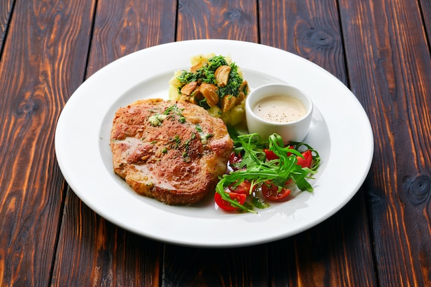 Gebratenes Schweinekotelett mit Kartoffelpüree und Soße