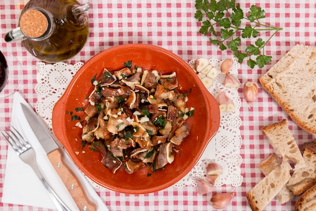 Gebratenes Schweineohr mit Knoblauch und Olivenöl