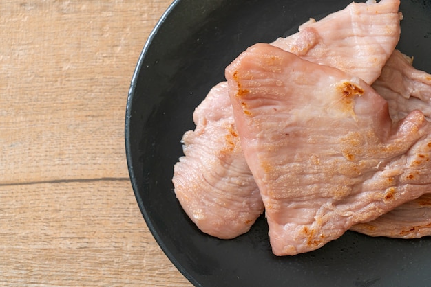 gebratenes sonnengetrocknetes Schweinefleisch auf Teller