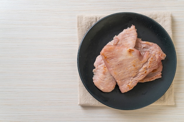 gebratenes sonnengetrocknetes Schweinefleisch auf Teller