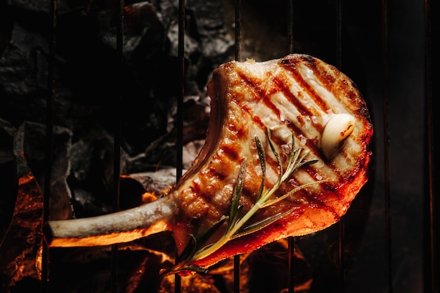 Gebratenes Steak am Knochen mit Rosmarin und gegrilltem Knoblauch-Garchi-Steak mit rauchigem Blick von oben