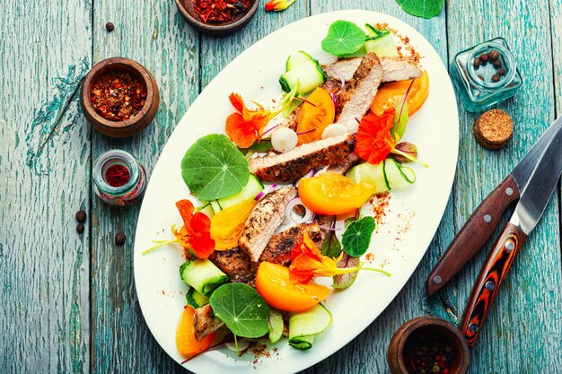 Gebratenes Steak in Scheiben geschnitten mit Gemüsesalat