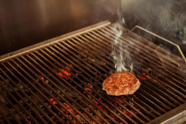 Gebratenes Stück Fleisch in einer Pfanne