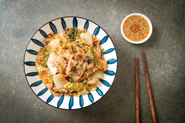 Gebratenes Sukiyaki im Thai-Stil oder gebratene Fadennudeln mit Schweinefleisch und Gemüse in Sukiyaki-Sauce - asiatische Küche