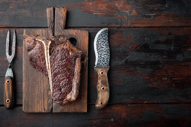 Gebratenes T-Bone- oder Porterhouse-Rindfleisch Steak-Set, auf hölzernem Servierbrett