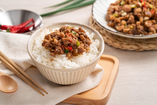 Gebratenes taiwanesisches Schweinehackfleisch mit eingelegter Gurke auf Reis namens GUA ZI ROU FAN