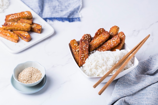 Gebratenes Teriyaki-Tempeh oder Tempé, traditionelle indonesische Küche. Gesunde Ernährung, fermentierte postbiotische Lebensmittel aus Sojabohnen