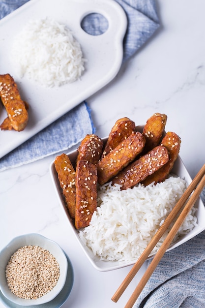 Gebratenes Teriyaki-Tempeh oder Tempé, traditionelle indonesische Küche. Gesunde Ernährung, fermentierte postbiotische Lebensmittel aus Sojabohnen