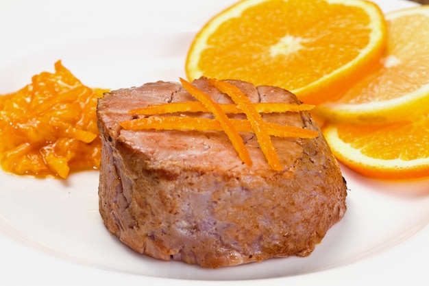 Gebratenes Thunfischfilet mit frischer Orange und Orangensauce