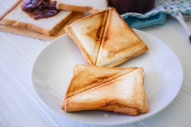 Gebratenes Toastbrot aus Edelstahl Toaster in der Küche zu Hause