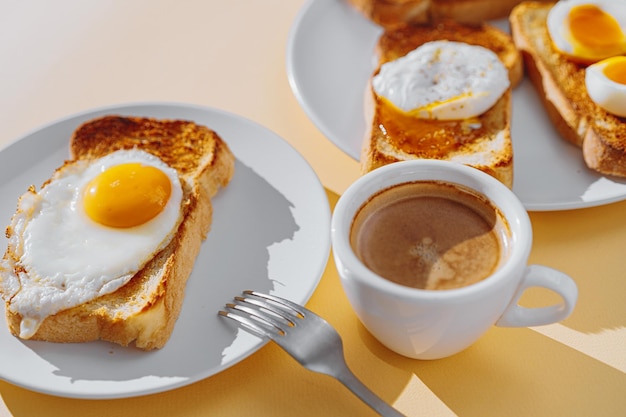 Gebratenes Toastbrot mit vier verschiedenen Arten von gekochten Hühnereiern, Rührei, Spiegelei, pochiertem Ei und Rahmei Frühstück mit Hühnereiern