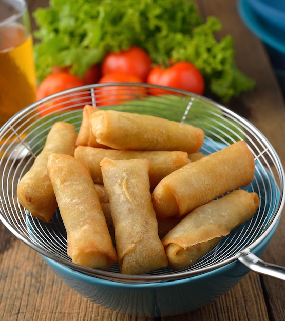 Gebratenes traditionelles chinesisches Frühlingsrollenessen