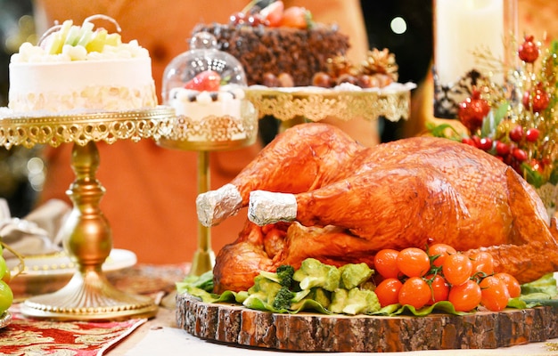 Gebratenes turkey.table diente mit truthahn im weihnachtsabendessen, verziert mit kerzen.