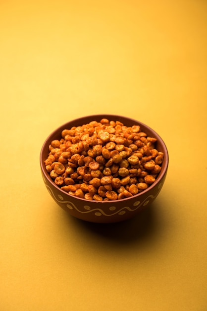 Gebratenes und würziges Chana Dal Masala ist ein beliebtes Chakna-Rezept. in einer Schüssel serviert. selektiver Fokus