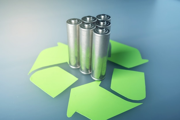 Gebrauchte AA-Batterien und Recycling-Zeichen