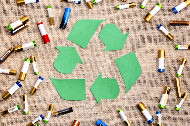 Gebrauchte Batterien mit Recycling-Markierung von oben