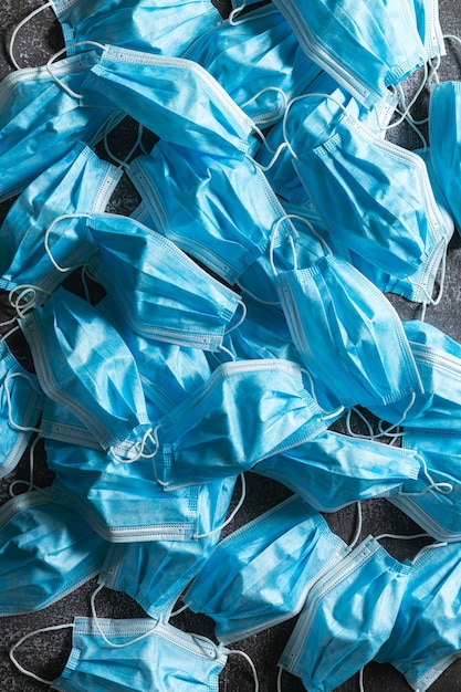 Foto gebrauchte gesichtsmaskegebrauchte blaue op-schutzmasken