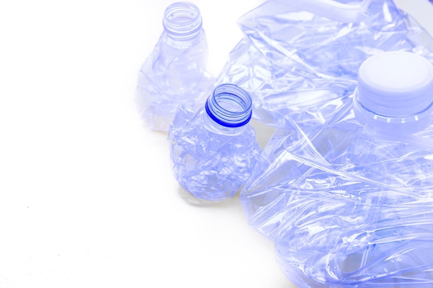 Gebrauchte Plastikflaschen zerkleinert und zerknittert auf dem weißen Hintergrund Recycling-Konzept