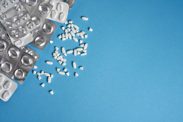 gebrauchte Tablettenblasen auf blauem Hintergrund mit Kopierraum