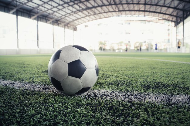 Gebrauchte Verschleiß klassischer Schwarz-Weiß-Fußball auf dem Trainingsplatz