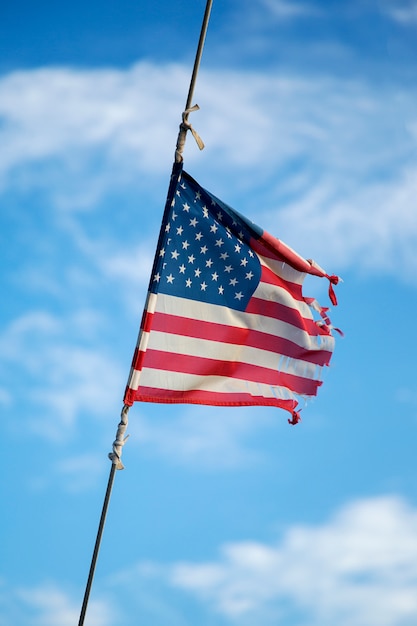 gebrochene amerikanische Flagge weht auf dem Mast