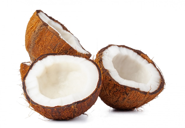 Gebrochene Kokosnuss auf einem weißen Hintergrund schließen oben