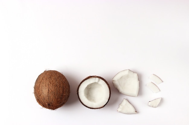 Gebrochene Kokosnuss auf einer weißen Hintergrundansicht von oben