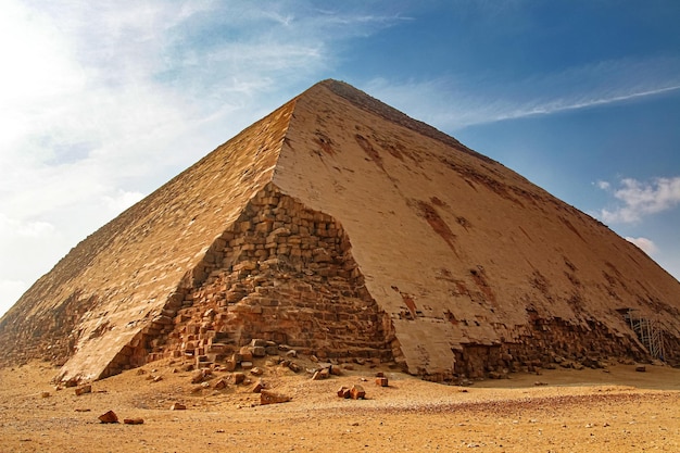 Gebrochene Pyramide ist eine ägyptische Pyramide in Dakhshur