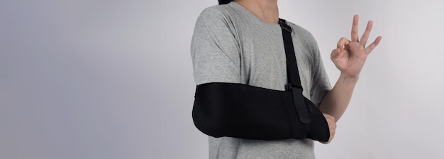 Foto gebrochener arm armschlingen-therapieunterstützung und bedeckt um den ersten knöchel des ellbogens gebrochener arm