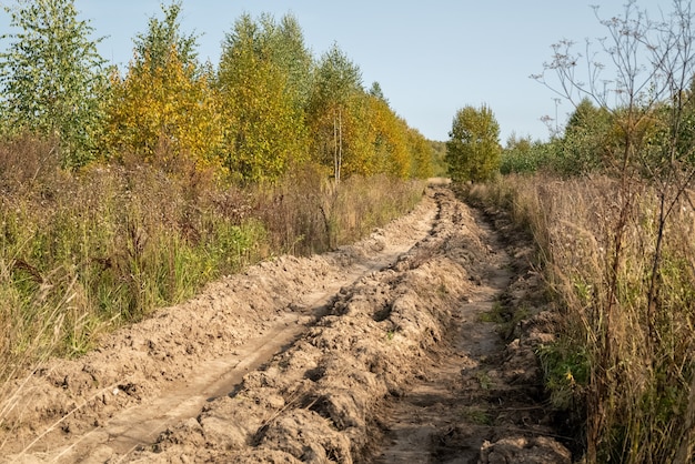 Gebrochener Feldweg auf dem Land