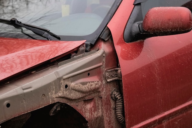 Gebrochener Flügel einer roten Autonahaufnahme