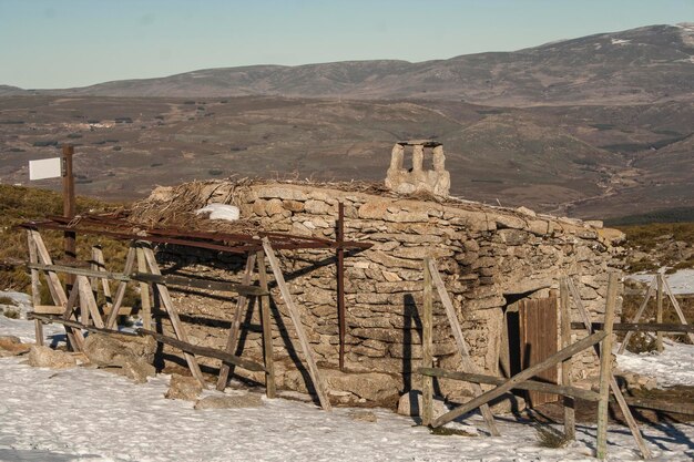 Foto gebrochener zaun von alten ruinen gegen berge