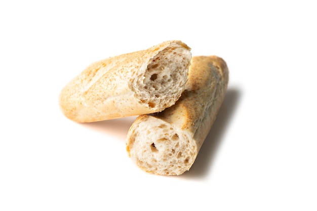 Gebrochenes Baguette mit Kleie auf weißem Hintergrund