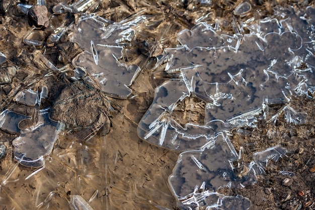 Foto gebrochenes eis bedeckt eine pfütze in elmley marshes