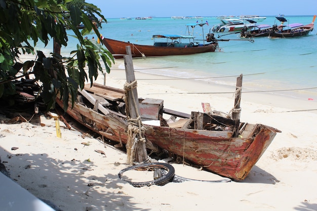 Gebrochenes langes Boot in Phi Phi Island